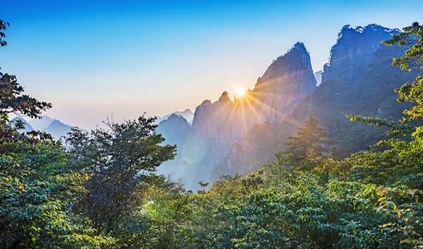优质体验:广州直飞黄山机场,瞬间抵达梦寐黄山,深度黄山,黄山山顶足足游览两整天,游黄山不再匆匆; 景点特色:名山+徽派古村落,自然与人文的绝佳搭配,体会一生痴绝处,无梦到徽州; 酒店特色:全程入住豪华酒店,一晚黄山山顶观大美日出,深度体验登黄山天下无山的壮丽,特别安排宏村客栈; 品质保证:每人赠送一副登山拐杖,优秀导游上团,纯玩不进购物店! 优惠政策:黄山60岁以上老人半票,凭证件购买退门票35元,65岁以上老人免票,凭证件购买退门票150元;。请符合条件的游客报名时告知前台。