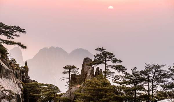 优质体验:广州直飞池州,两个小时车程抵达黄山山脚下,黄山山顶足足游览两整天,游黄山不再匆匆; 景点特色:名山+徽派古村落,自然与人文的绝佳搭配,体会一生痴绝处,无梦到徽州; 餐饮特色:安排品尝徽州农家风味餐,舌尖上的中国【徽州毛豆腐】; 酒店特色:九华山入住市区豪华酒店,入住黄山山顶观全景看大美日出,体验登黄山天下无山的壮丽; 品质保证:每人赠送一副登山拐杖,优秀导游上团,纯玩不进购物店! 优惠政策:黄山60岁以上老人半票,凭证件购买退门票35元,65岁以上老人免票,凭证件购买退门票150元;。请符
