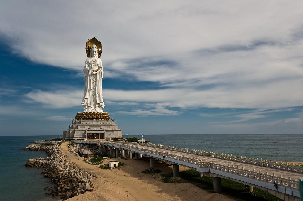 三亚,位于海南岛最南端,蓝天碧海,椰树婆娑,是中国最南部的热带滨海旅游城市。三亚市别称鹿城,东邻陵水县,西接乐东县,北毗保亭县,南临南海。陆地总面积1919.58平方公里,海域总面积6000平方公里,人口68.5万,是一个黎、苗、回、汉多民族聚居的地区。三亚是海南省南部的中心城市和交通通信枢纽、中国东南沿海对外开放黄金海岸线上最南端的对外贸易重要口岸、是中国通向世界的门户之一、中国主要旅游城市之一。 蜈支洲岛 坐落在三亚市北部的海棠湾内,北面与南湾猴岛遥遥相对,南邻是号称天下第一湾的亚龙湾。蜈支洲岛距海岸