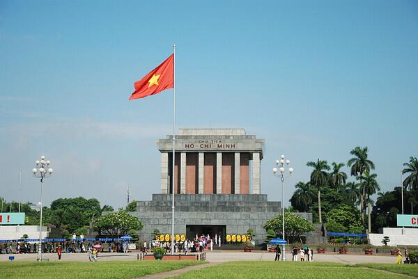 中午自费解决了温饱问题;接着前往参观河内市的心脏【巴亭广场】(类似